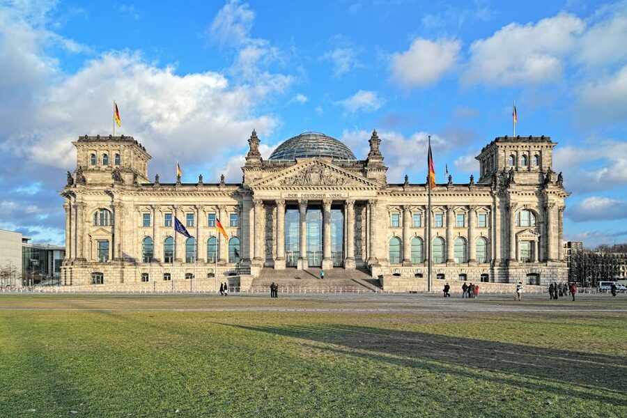 2-H Berlin: Top Sights Guided E-Scooter Tour - Brandenburg Gate and Unter den Linden views in one loop