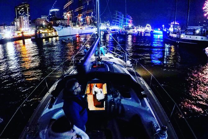 Authentic Sailingtrip "Beyond the Borders of the Port of Hamburg" - Language and onboard vibe: what to expect from skipper commentary
