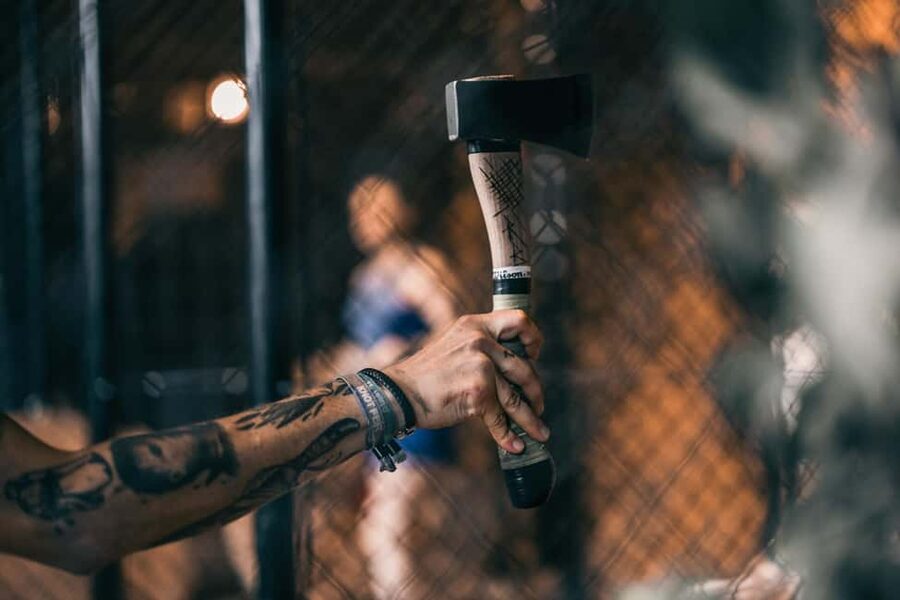 AXE THROWING & CRAFT BEER EXPERIENCE IN COLOGNE - Trying Trick Throws (Without Trying to Be a Pro)