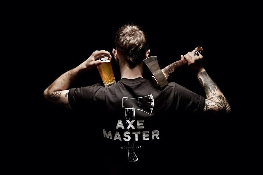 AXE THROWING EXPERIENCE IN BERLIN - Games, Competitions, and the Trick Shot Moment