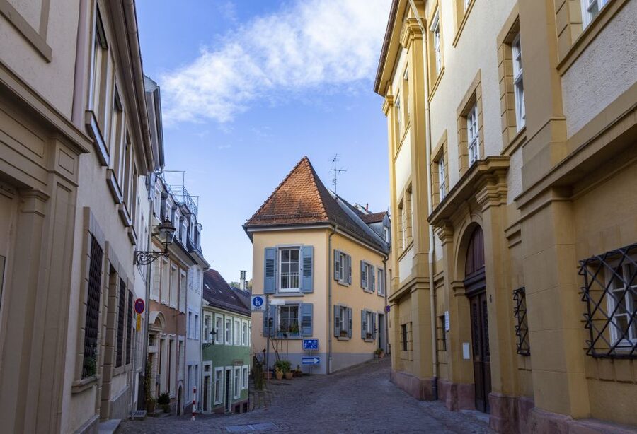 Baden-Baden: Sightseeing Highlights Guided Walking Tour - Guides in German: clear explanations, lively storytelling