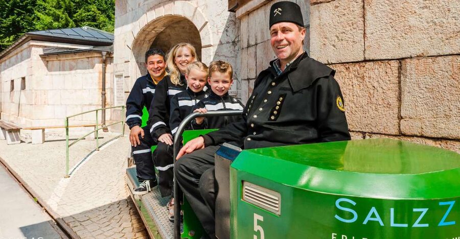 Bavarian Salt Mine Tour and Berchtesgaden - Berchtesgaden stop: apple strudel time and seasonal Christmas markets