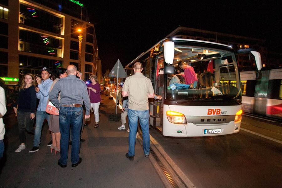 Berlin: 1.5-Hour Comedy Bus Tour in German - Finding the meeting point at Friedrichstadtpalast