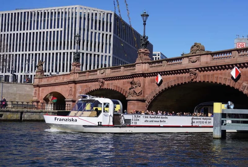 Berlin: 1-Hour Boat Tour with Bilingual Live Guide - MS Carola and MS Franziska: panoramic views without the freezing