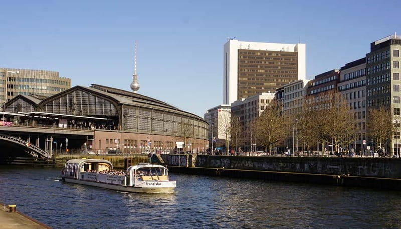 Berlin: 1-Hour Boat Tour with Bilingual Live Guide - Drinks on board: what’s included and what costs extra