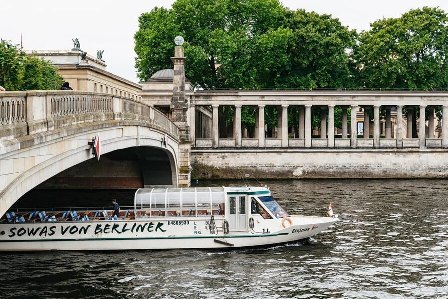 Berlin: 1-Hour City Sightseeing Cruise - Drinks Onboard: Make It a Relaxed Hour, Not a Bare-Snuck Experience