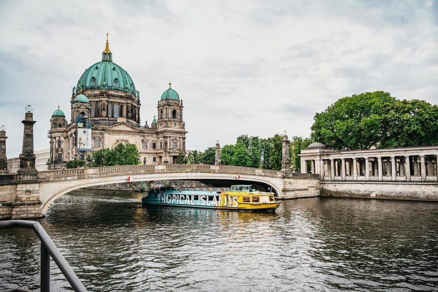 Berlin: 1-Hour City Sightseeing Cruise - The Spree Route in 1 Hour: East First, Then Back Past Old Berlin