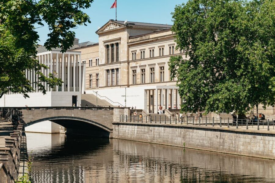 Berlin: 1-Hour City Tour by Boat with Guaranteed Seating - Audio Guide Reality Check: Languages, Headphones, and Sync Issues