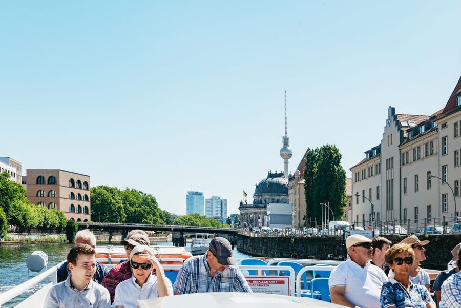 Berlin: 1-Hour City Tour by Boat with Guaranteed Seating - Weather Strategy and Photography Timing on the Spree