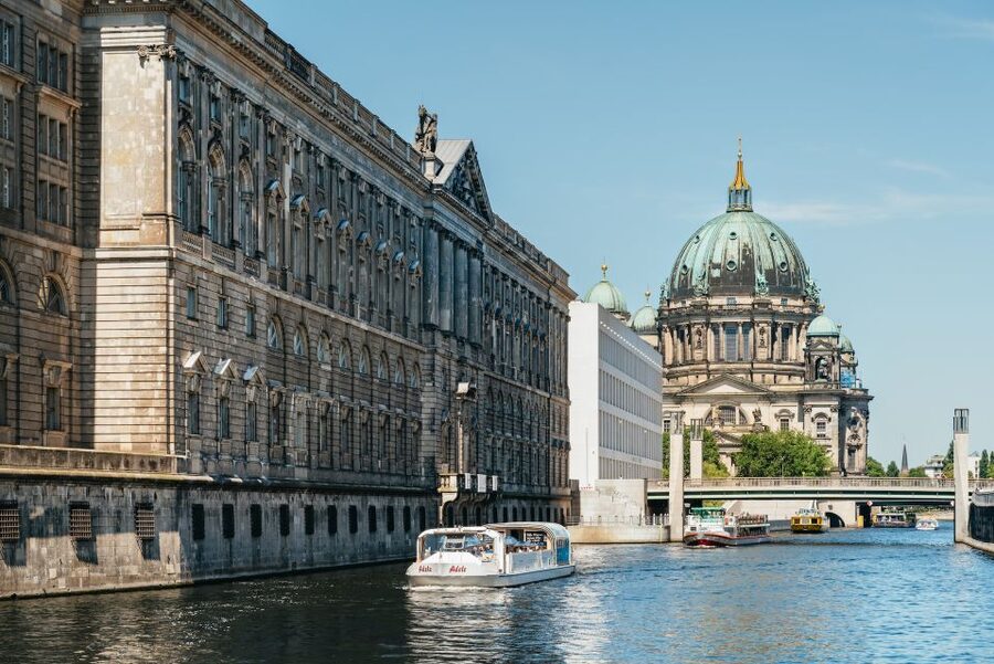 Berlin: 1-Hour City Tour by Boat with Guaranteed Seating - Food, Drinks, and Money Notes for the Onboard Hour