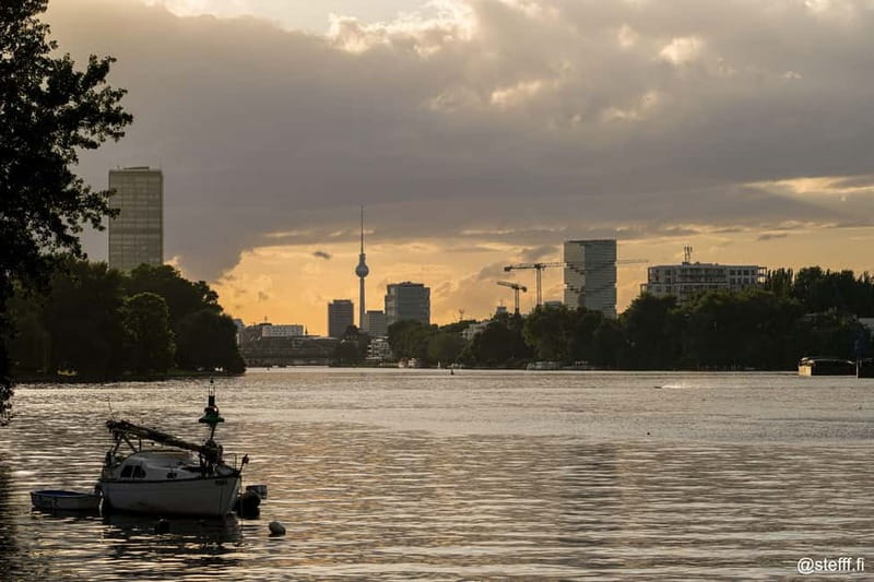 Berlin: 2.5-Hour Beer & Sunset Sightseeing Boat Cruise - Why a Berlin river cruise hits different after dark