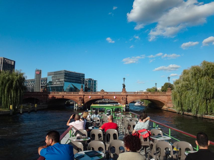 Berlin: 2.5-Hour East Side Boat Cruise with Commentary - A 2.5-hour Spree cruise that actually covers Berlin’s layers