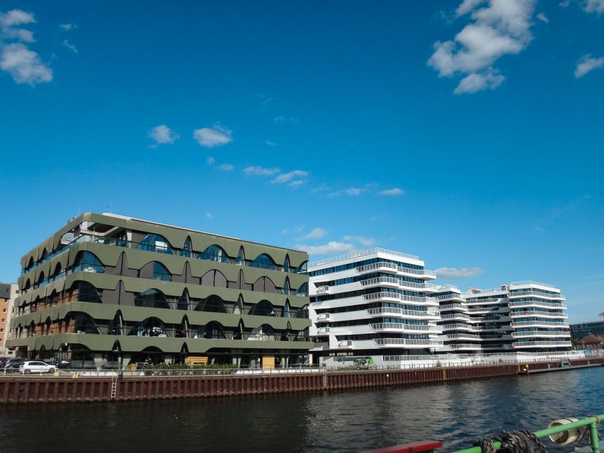 Berlin: 2.5-Hour East Side Boat Cruise with Commentary - East Side Gallery area and the Oberbaum Bridge photo moment