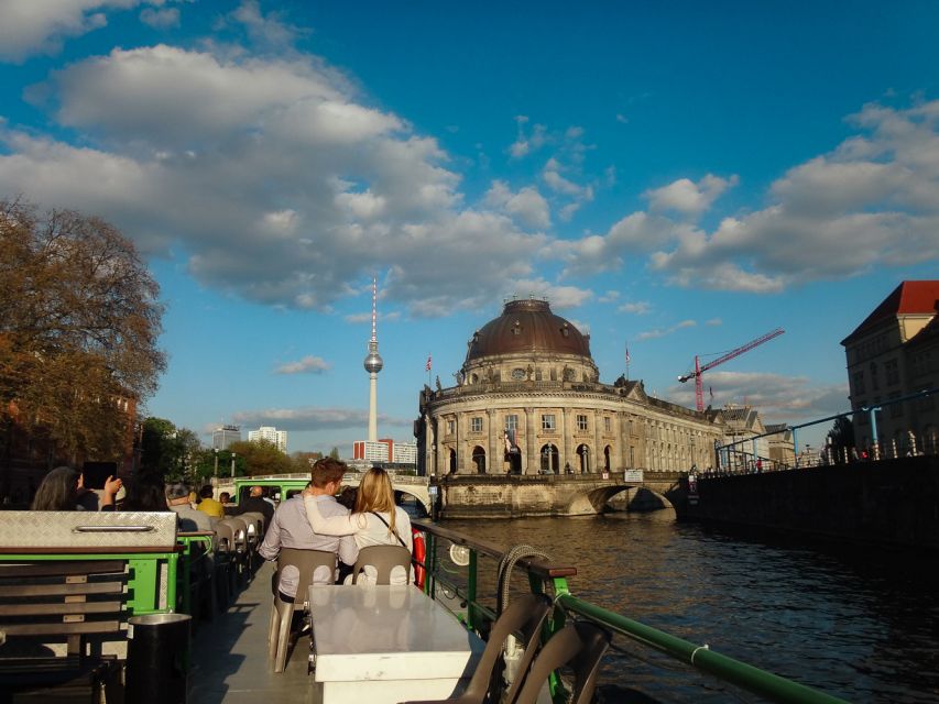 Berlin: 2.5-Hour East Side Boat Cruise with Commentary - Comfort onboard: seating, lounges, and how service works