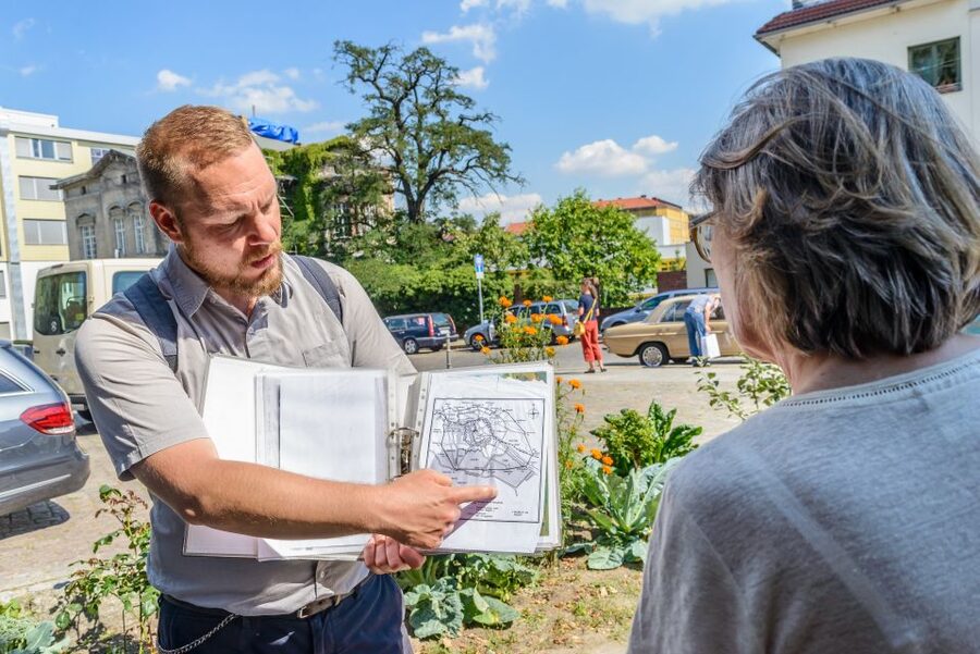 Berlin: 2.5-Hour Walking Tour through Kreuzberg 61 - Riehmers Hofgarten and Sarotti courtyards, where architecture becomes personal
