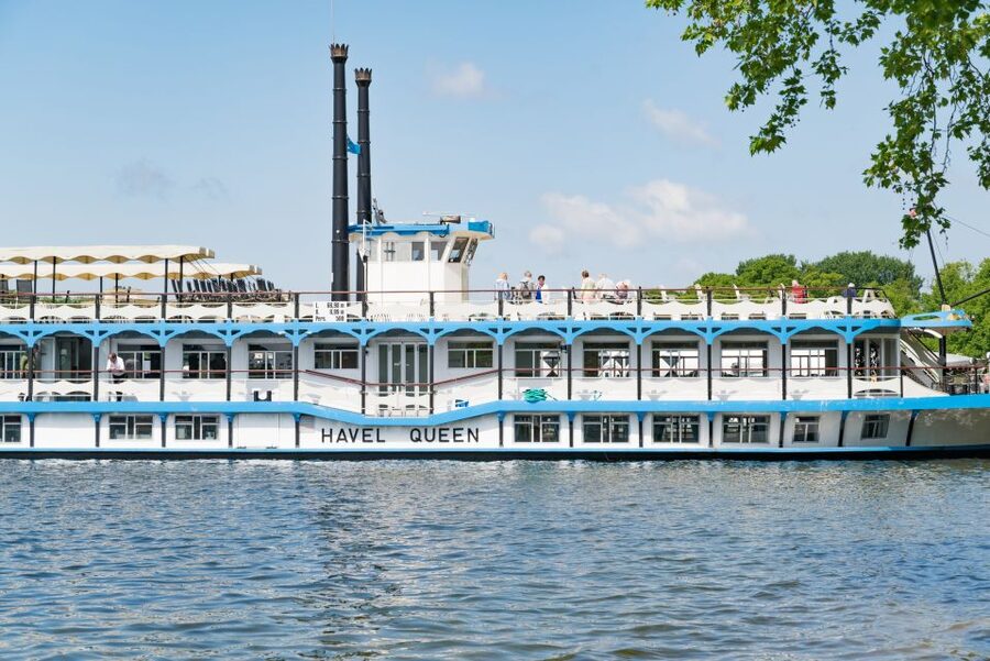 Berlin: 2-Hour Lake Oberhavel Cruise from Tegel - Villa Borsig, Konradshöhe, and Alt Heiligensee, from the shoreline perspective