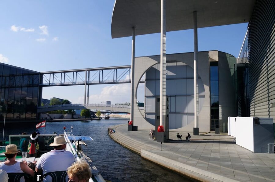 Berlin: 3.5-Hour Sightseeing Cruise on the Spree River - Friedrichstraße to Tränenpalast, Museum Island, and Humboldt Forum: Culture and City Center Views