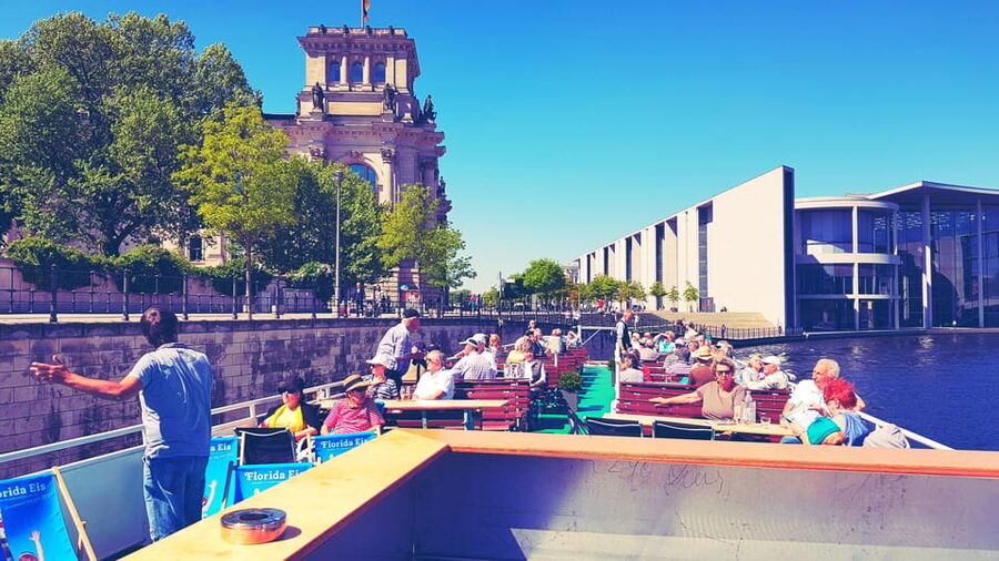 Berlin: 3.5-Hour Sightseeing Cruise on the Spree River - From Charlottenburg Lock to Charlottenburg Palace, Bellevue Palace, and the Palaces View