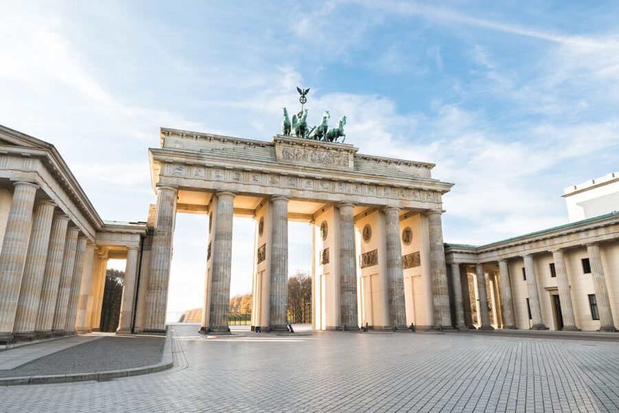 Berlin: 3-H Top Sights Guided E-Scooter Tour - Checkpoint Charlie, the Photo Moment, and East West Theater