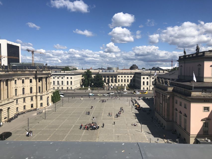 Berlin: 4-Hour Guided Highlights Tour in Spanish - Where the tour starts at Alexanderplatz and why that matters