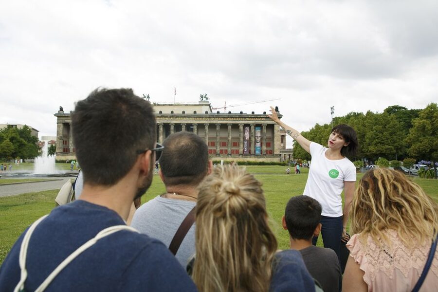 Berlin: 4-Hour Guided Highlights Tour in Spanish - Museum Island and the Berliner Dom: UNESCO views you can actually feel