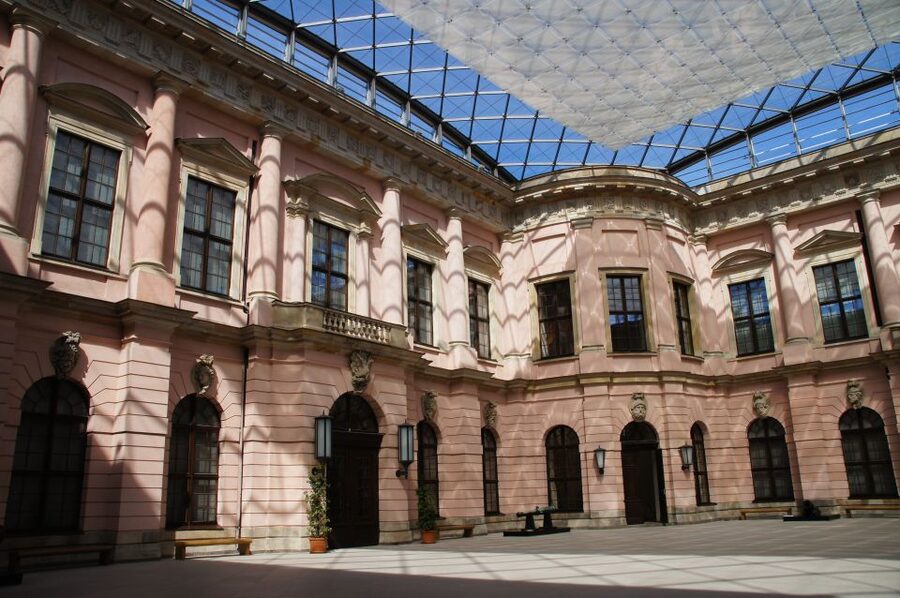 Berlin: 4-Hour Guided Highlights Tour in Spanish - Berlin Wall origins and everyday life on both sides