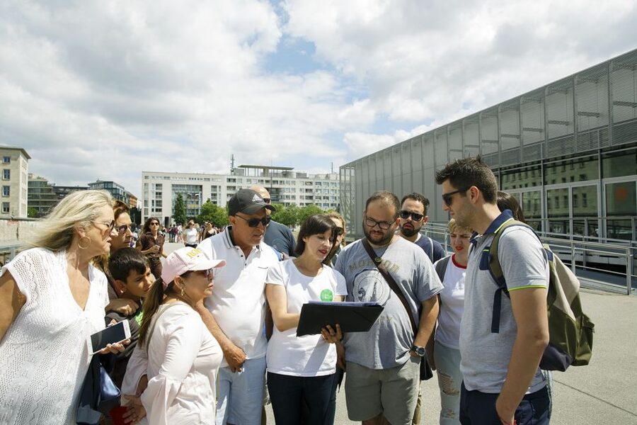 Berlin: 4-Hour Guided Highlights Tour in Spanish - Finishing at Brandenburg Gate, Berlin’s enduring symbol