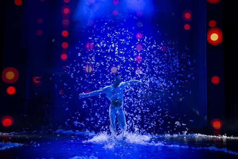 Berlin: "90s Forever - Hits & Acrobatics" - Varieté Show - Wintergarten Varieté dinner theater in Berlin, pacing and food choices