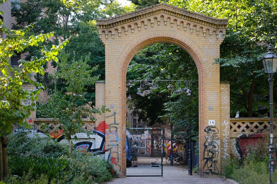Berlin: Alternative Berlin Walking Tour - Food stories: currywurst, döner, and Prater Beer Garden