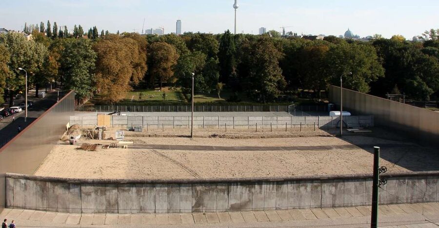 Berlin: Berlin Wall and the Cold War Walking Tour - Ghost Stations and Border Logic You Can Actually See