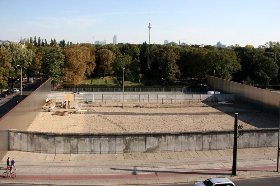 Berlin: Berlin Wall and the Cold War Walking Tour - Starting Where Berlin Was Literally Split