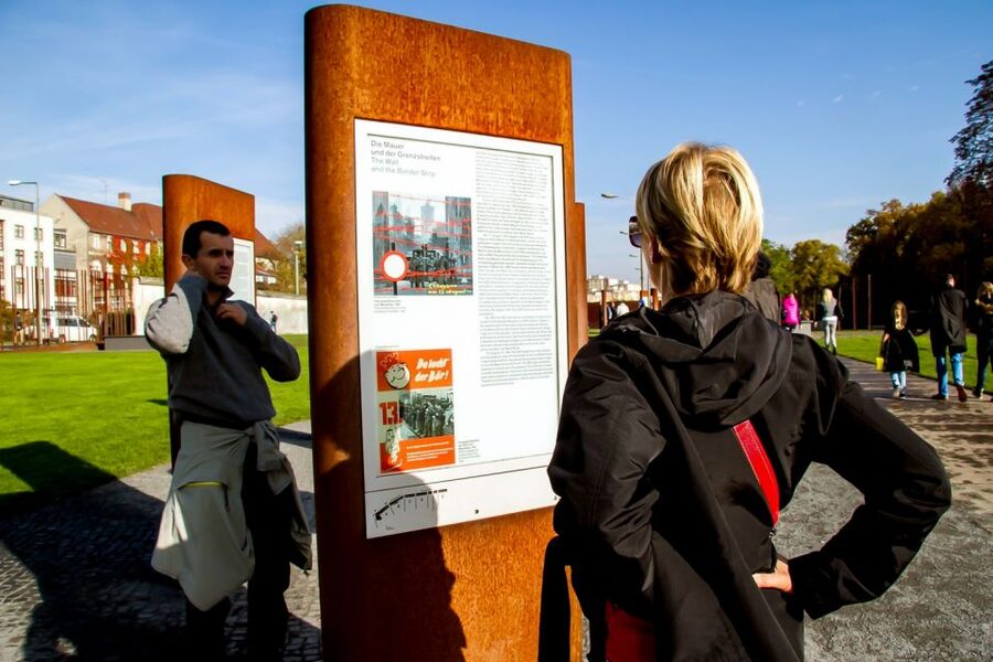 Berlin: Berlin Wall Tour Berlin East West - Entering East and West Berlin at the wall line