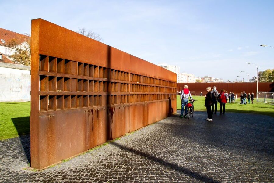 Berlin: Berlin Wall Tour Berlin East West - Barbed wire, border rules, and the stories behind them