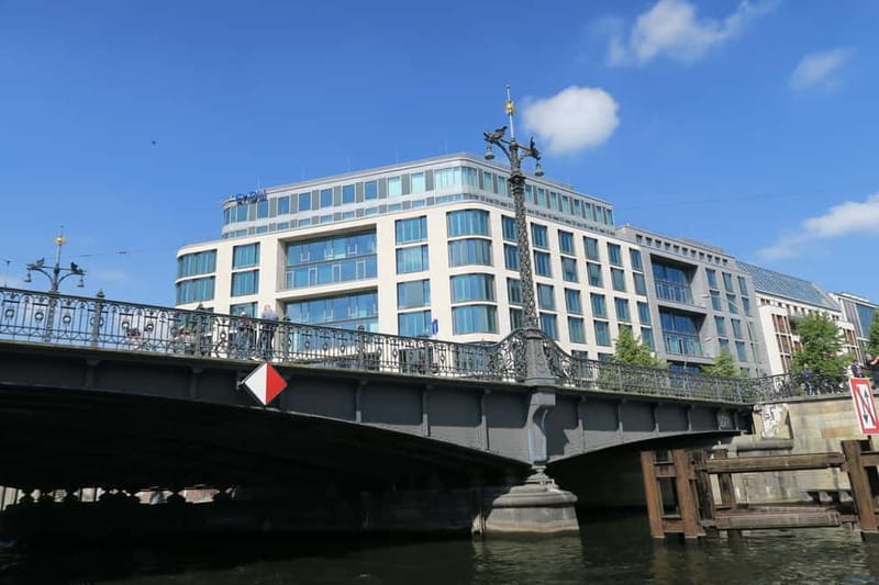 Berlin: Boat Sightseeing Cruise with Audioguide - Timing and weather: how to choose the best hour