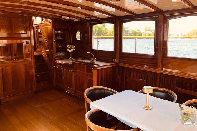 Berlin Boot Sightseeing Tour on Electric Private Yacht - Commentary and learning: helpful, but don’t rely on it