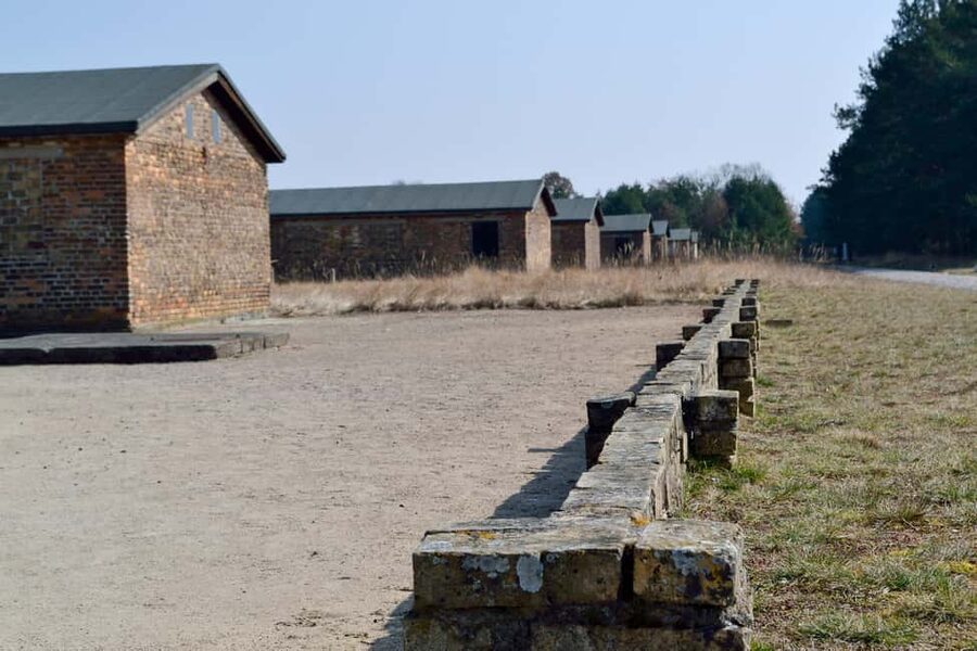 Berlin: Bus excursion to Sachsenhausen concentration camp - The 4.5-hour schedule: guided time, then a short reset