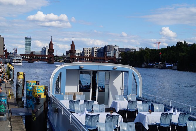 Berlin Capital 4-Course Sunset Dinner Cruise Including Drinks - Welcome drink and drinks included: how the bar works on this ship