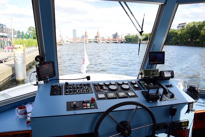 Berlin Capital 4-Course Sunset Dinner Cruise Including Drinks - Comfort tips that make the difference on a cold evening