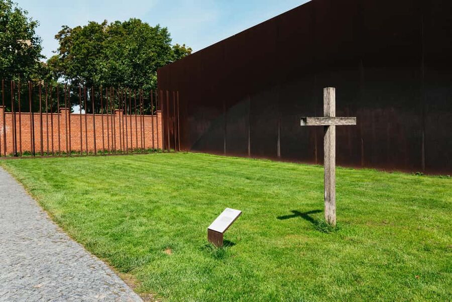 Berlin: Cold War Walking Tour on Berlin Wall Route - Visiting the Berlin Wall Memorial, and making sense of it