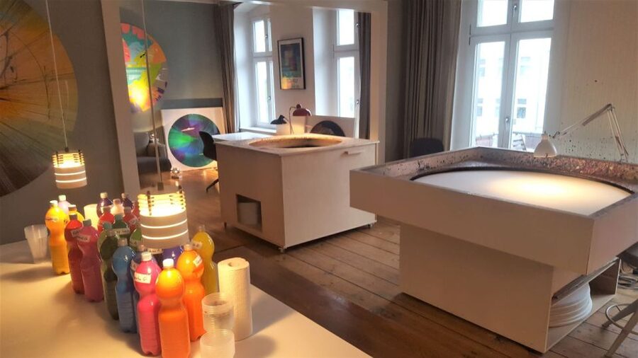 Berlin: Create Your Own Spin Painting at Jans Echternacht - Choosing 80 cm or two 50 cm canvases for how you travel