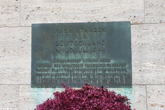 Berlin during Nazism - Tour in Italian - The meeting point at Potsdamer Platz, then straight into context