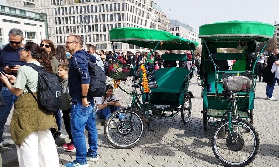 Berlin (E)Bike Tour Historical Highlights in Small groups - Who this Berlin Mitte e-bike plus rickshaw tour is best for