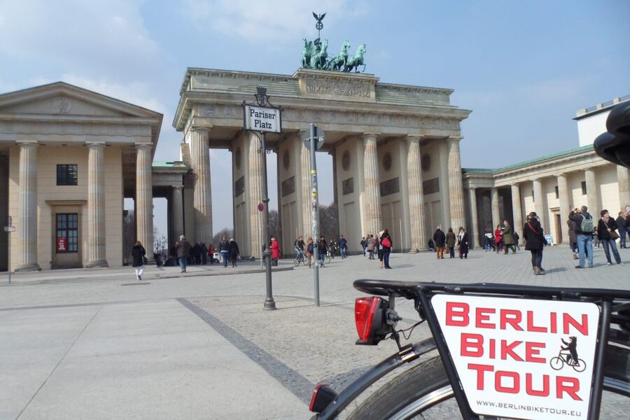 Berlin: E-Bike Tour of the Berlin Wall and Mitte Highlights - Mitte Landmarks: Charité, Reichstag, Brandenburg Gate, Tiergarten