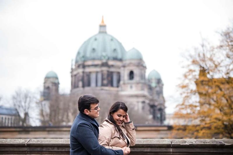 Berlin: Early Morning Private Photoshoot to avoid the Crowd - How the photographer helps you actually look like yourself
