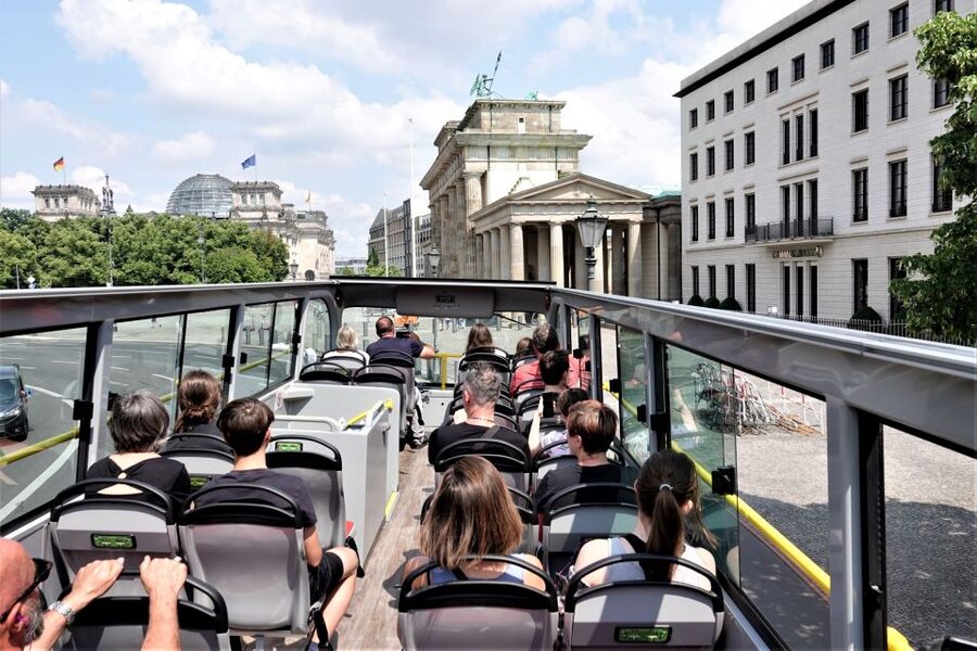 Berlin: East and West Hop-On Hop-Off Bus Tour - Getting Around After the Core Sights: Hauptbahnhof, Victory Column, Zoo