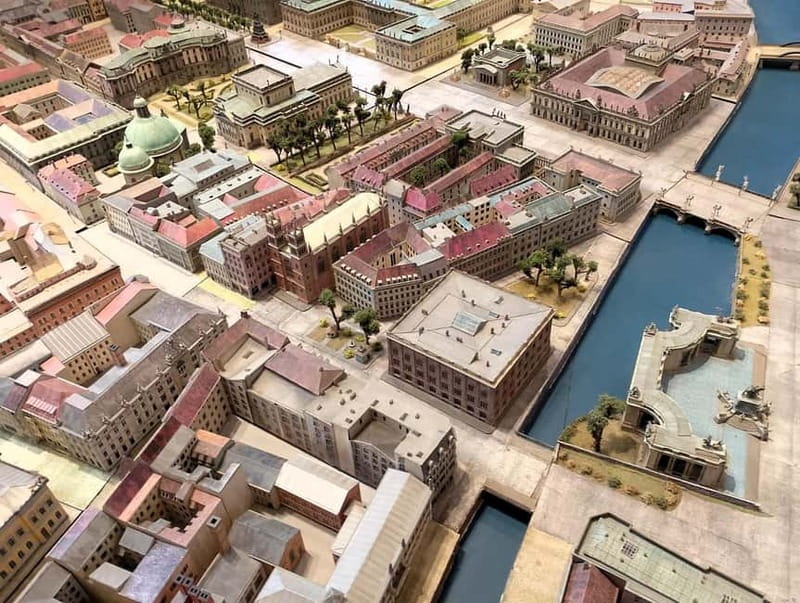 Berlin: East and West Wall Tour by Bike with a Guide - Berlin Palace and Museum Island: grand sights, planned pacing