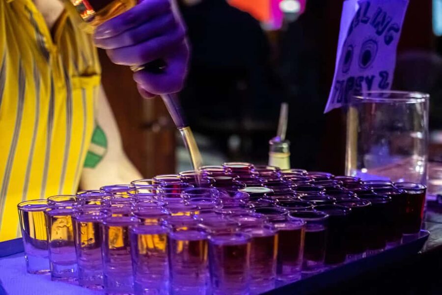 Berlin: English Stand-Up Comedy Show - Bar time and free apple shots: the pre-show rhythm
