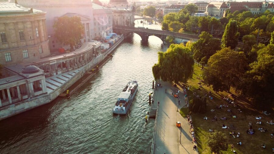 Berlin: Evening Boat Cruise – Romance & Moonlight - Why a Spree evening cruise works better than a rushed sightseeing day