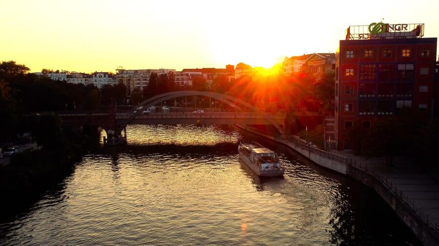 Berlin: Evening Boat Cruise – Romance & Moonlight - Itinerary flow, timed for romance, not checklists