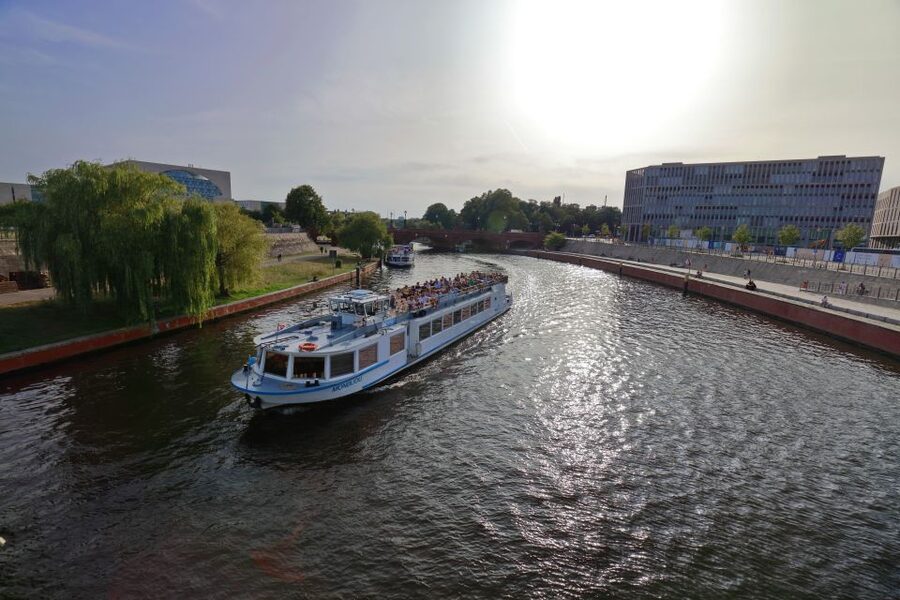 Berlin: Evening City Sightseeing Cruise - Bellevue Palace and Tiergarten edges: where the city loosens up